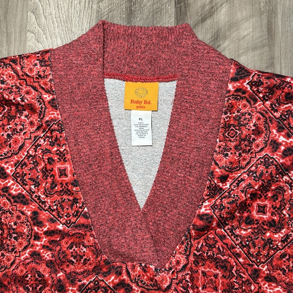 Ruby Rd. V-Neck Leopard Medallion Hacci Knit Rib Trim Top - Large Petite - Picture 4 of 5